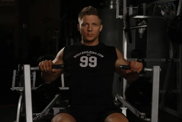 Leverage Chest Press — Start