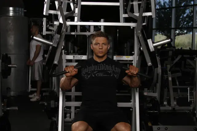 Leverage Incline Chest Press — Start