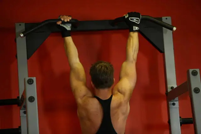Mixed Grip Chin — Start
