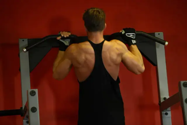 Mixed Grip Chin — End
