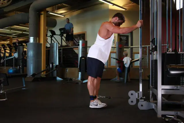 One-Legged Cable Kickback — Start