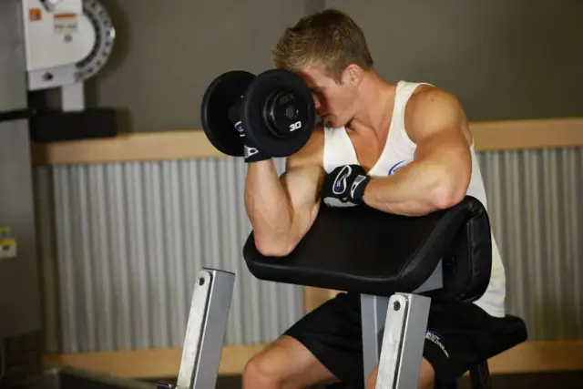 One Arm Dumbbell Preacher Curl 2