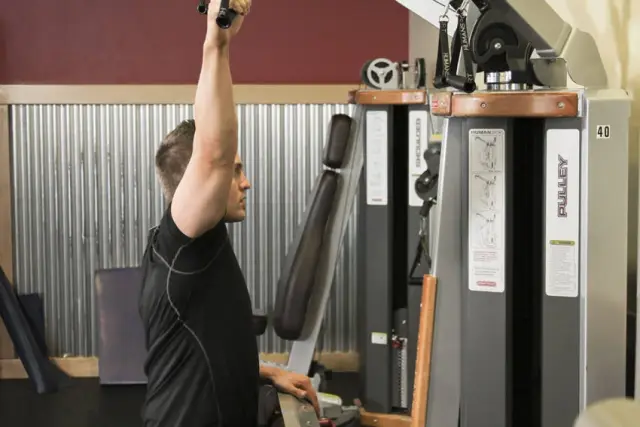 One Arm Lat Pulldown — Start