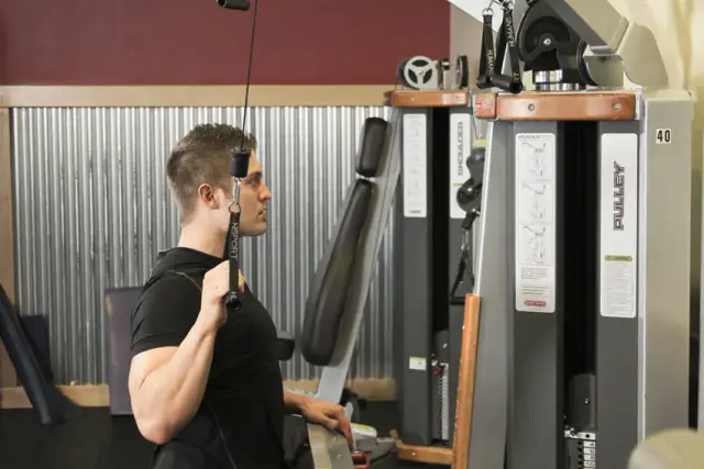 One Arm Lat Pulldown — End