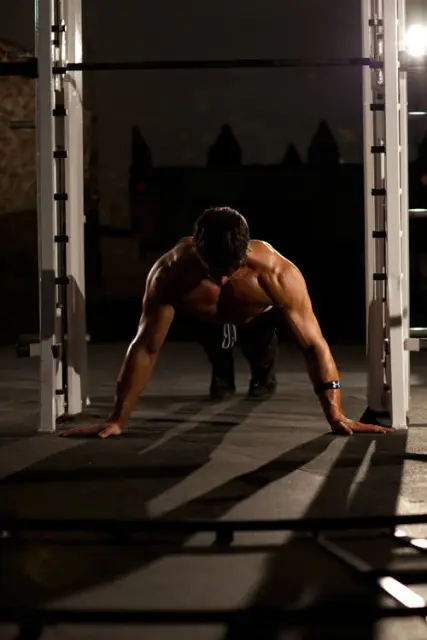 Push-Up Wide — Start