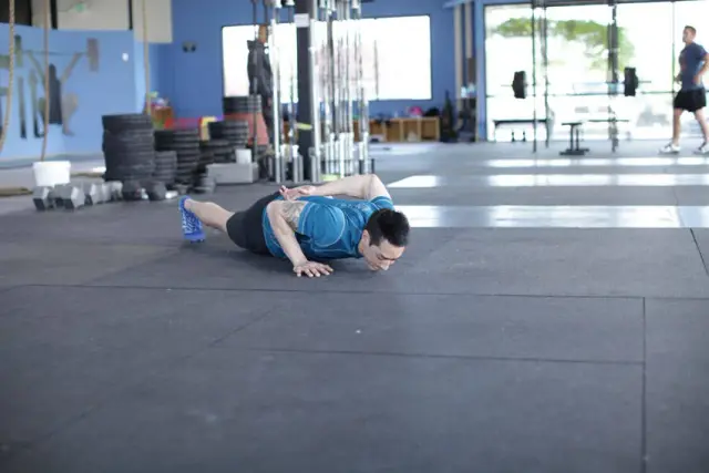 Single-Arm Push-Up — Start