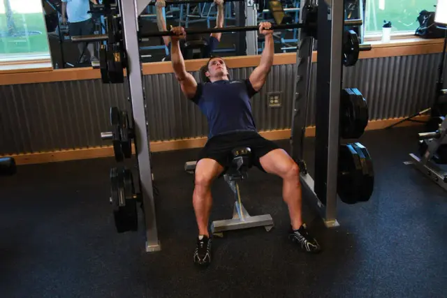 Smith Incline Shoulder Raise — Start