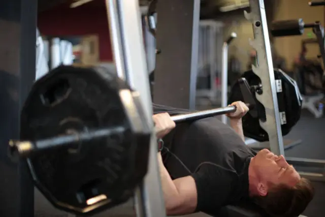 Smith Machine Decline Press — Start