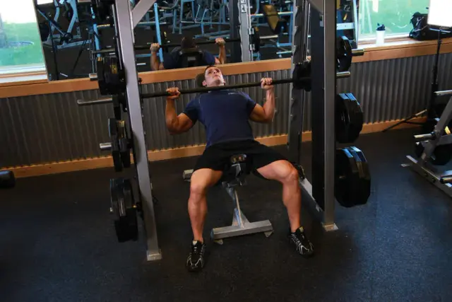 Smith Machine Incline Bench Press — Start