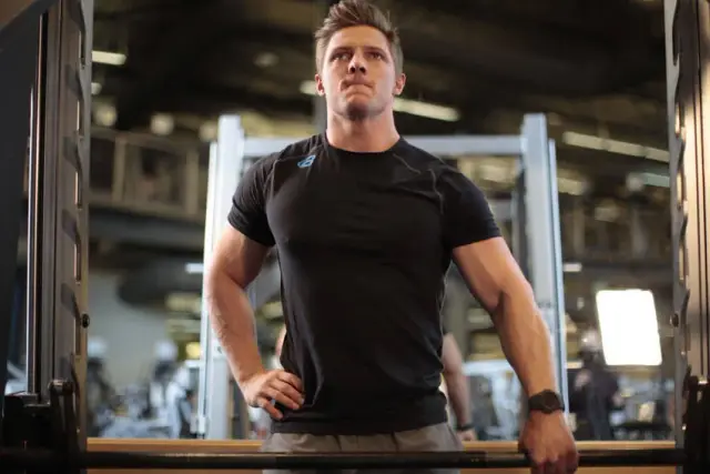 Smith Machine One-Arm Upright Row — Start