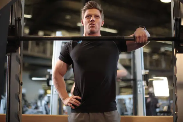 Smith Machine One-Arm Upright Row — End