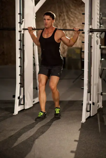 Smith Machine Pistol Squat — Start