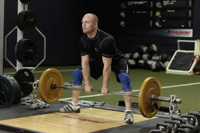 Sumo Deadlift with Chains — Start