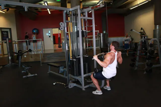 Wide-Grip Lat Pulldown 2